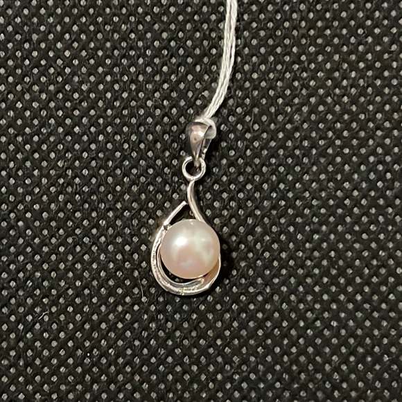 NWT Beautiful Pearl Pendant - Picture 1 of 5